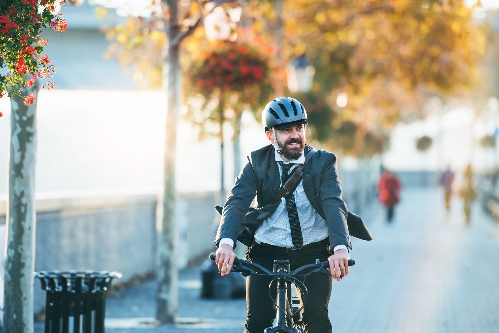 Ein Mann im Anzug fährt Fahrrad