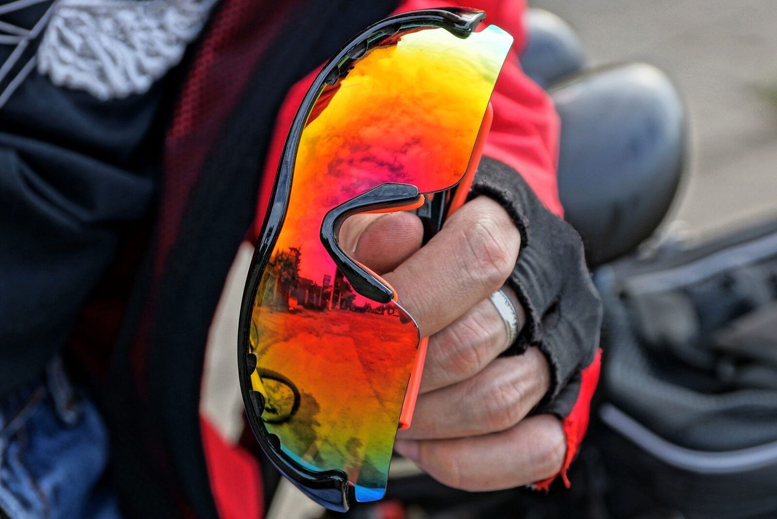 Eine bunte Brille zum Fahrradfahren