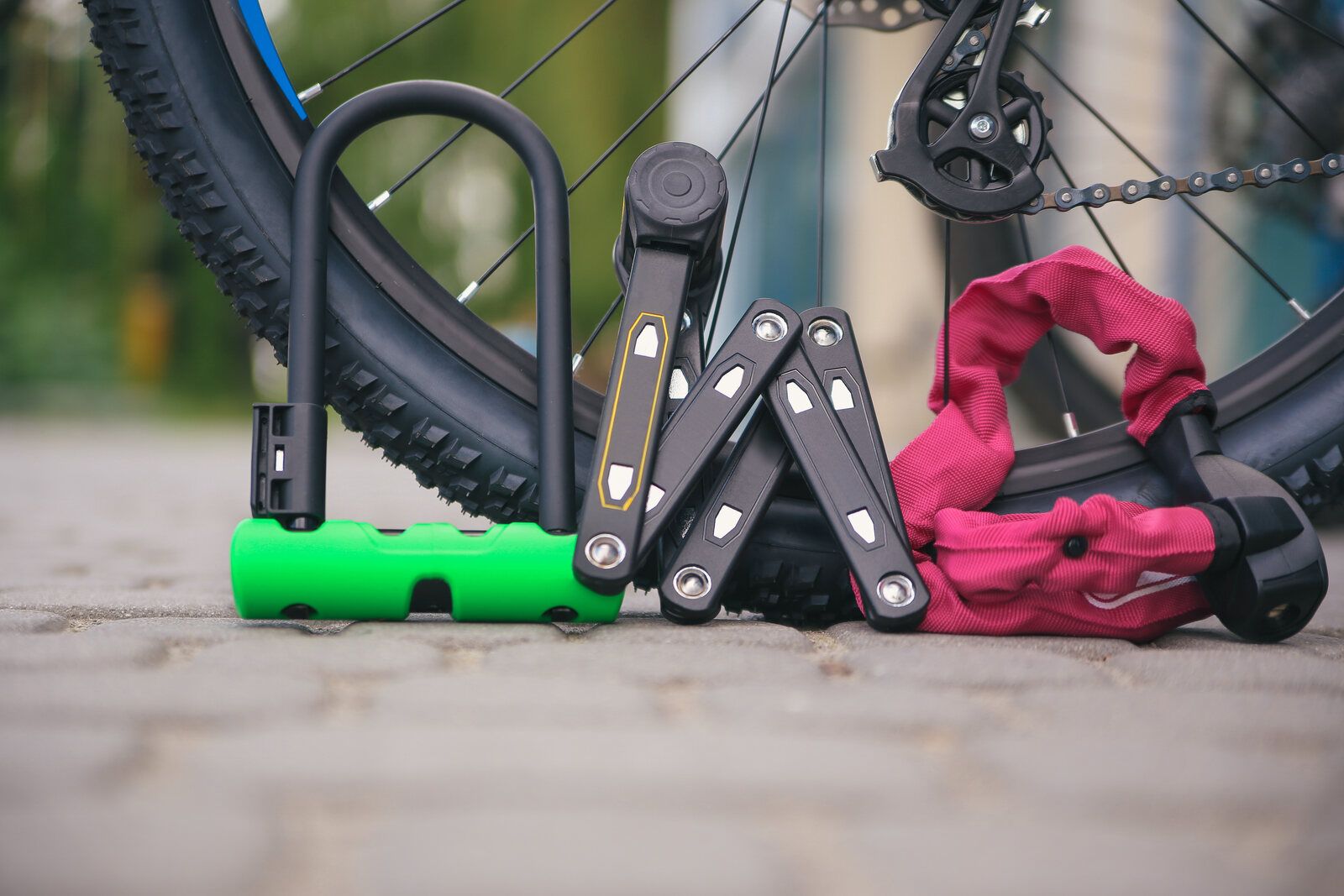 Verschiedene Fahrradschlösser liegen an einem Fahrrad
