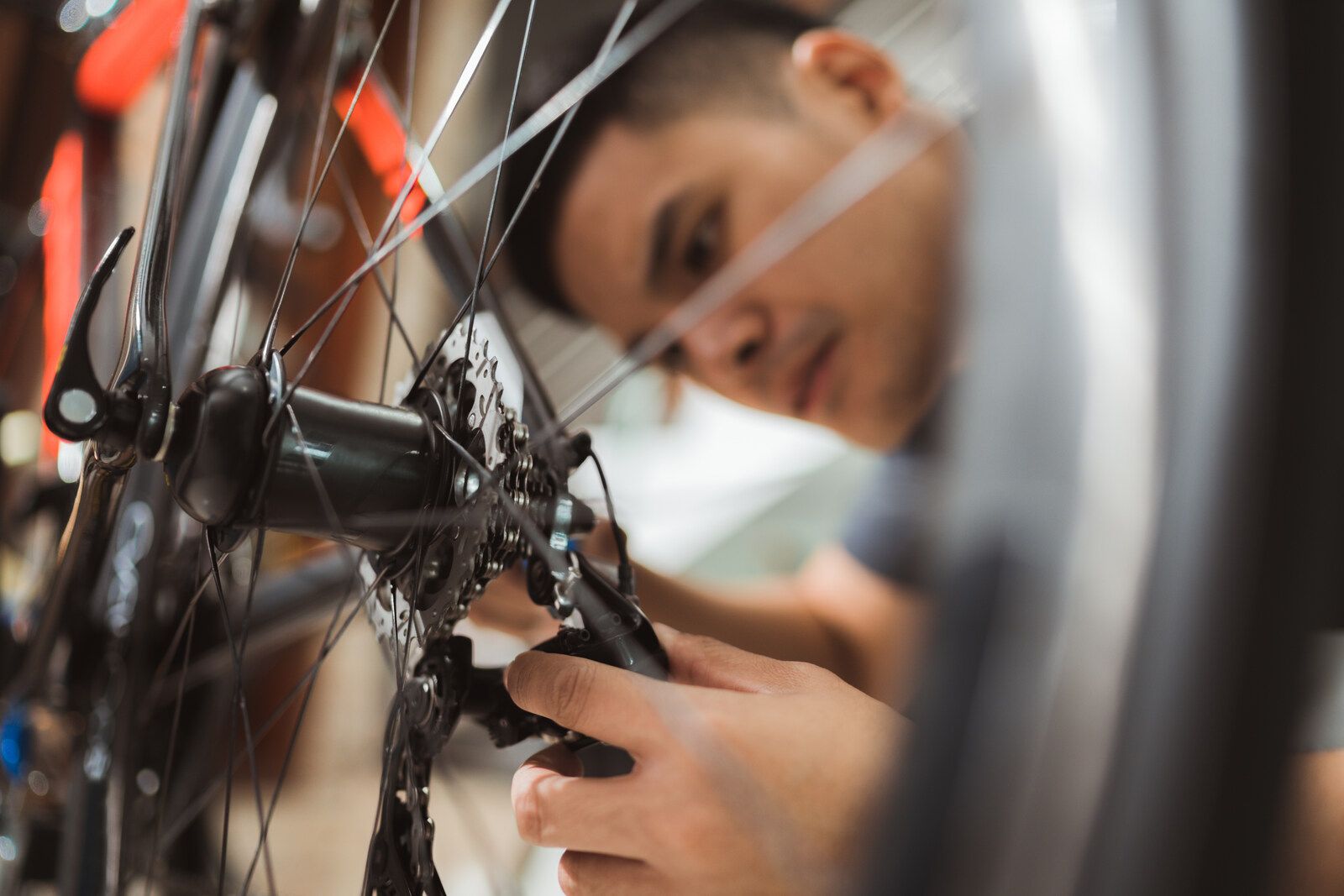 Ein Mann repariert ein Fahrrad
