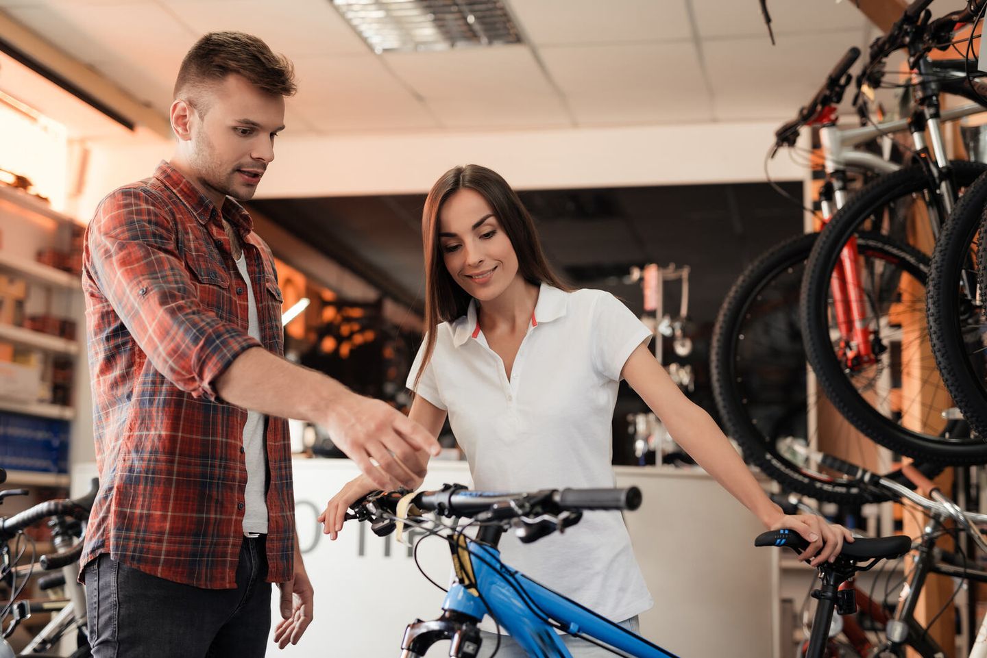 Ein Paar begutachtet ein Fahrrad im Geschäft